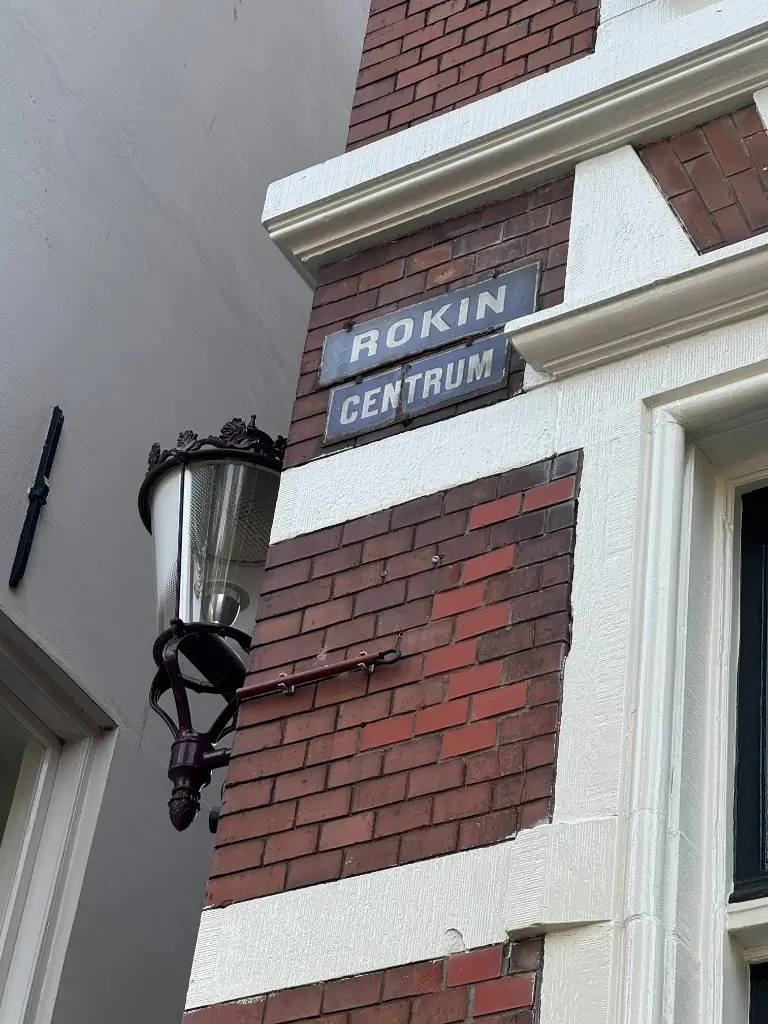 Straatnaambord Rokin Centrum op de gevel